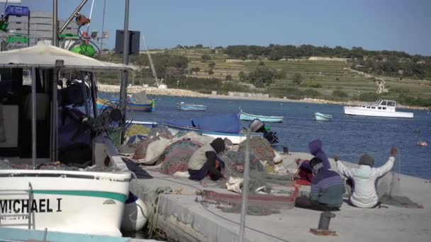 Marsaxlokk Malta Abril 2023 Pescadores Tecem Redes Marítimas Para Capturar — Vídeo de Stock