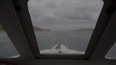 Tekne denize açılıyor. İçeriden. Malta.