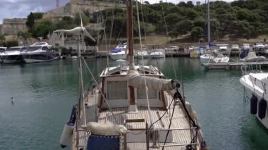 Limanda tahta bir yat var. Ortam planı.