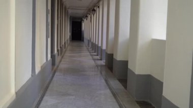 Mimarlık. Binada uzun bir koridor var. İtalya.