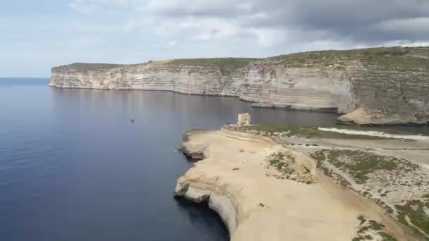 몰타요 고조의 섬에있는 베이의 위에서 — 비디오