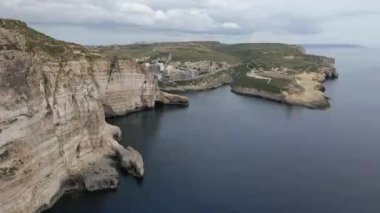 Malta. Gozo Adası 'ndaki Xildi Körfezi' nin yukarısından bak..