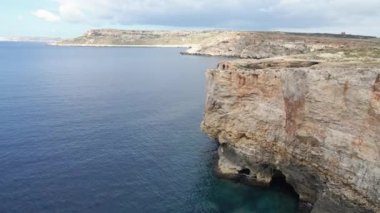 Malta. Gozo Adası 'ndaki Xildi Körfezi' nin yukarısından bak..