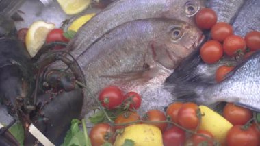 Tabakta deniz mahsulleri. Yakın plan..