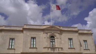 Gökyüzüne karşı bir binada Malta bayrağı.