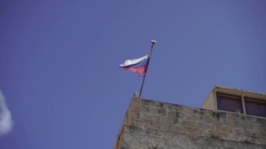 Gökyüzüne karşı bir binada Rus bayrağı.