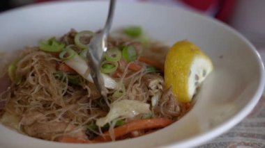 Yiyecekler. Erişte ve tavuklu tabak. Yakın plan..