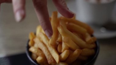 Kız patates kızartması yiyor. Kamu hizmeti.