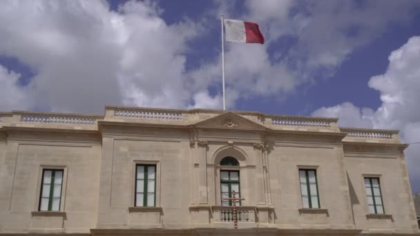 Bandera Malta Edificio Contra Cielo — Vídeo de stock