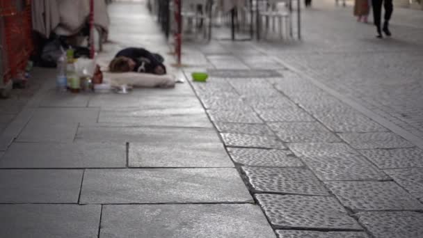 Ein Obdachloser Liegt Mitten Auf Der Straße — Stockvideo