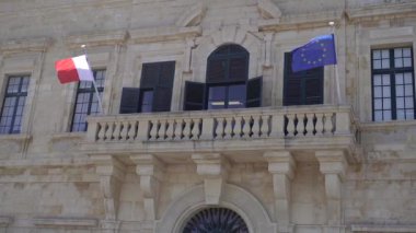 Mimarlık. Binada Malta bayrağı ve AB bayrağı.