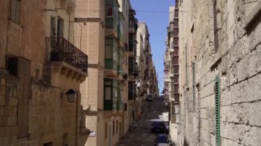 Malta. Valletta. Eski şehrin caddesi..