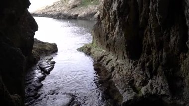 Mağaranın manzarası. Malta. Gozo adasında Xlendi Körfezi.