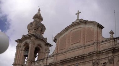 Malta. Valletta. Eski şehrin caddesi..