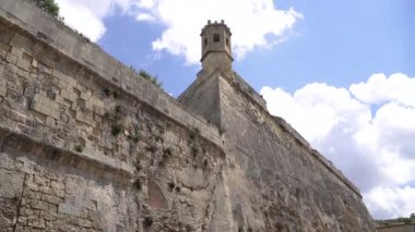 Malta. Valletta. Eski şehrin caddesi..