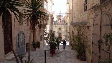 Malta. Valletta. Eski şehrin caddesi..