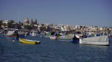 Tekne. Limanda birçok renkli balıkçı teknesi var. Malta.