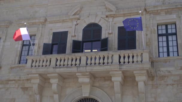Αρχιτεκτονική Σημαία Μάλτας Και Σημαία Για Κτίριο — Αρχείο Βίντεο