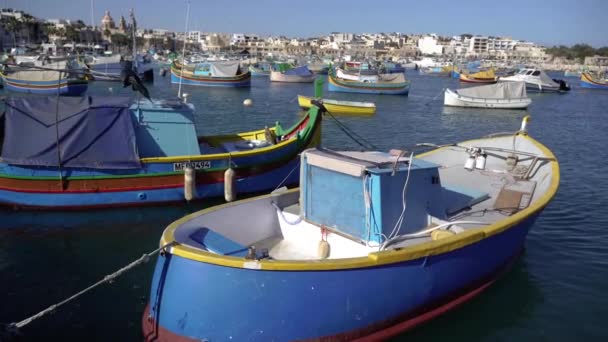 Barco Hay Muchos Barcos Pesca Colores Puerto Malta — Vídeos de Stock