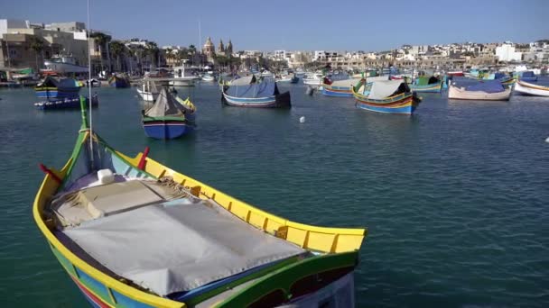 Hajó Sok Színes Halászhajó Van Kikötőben Málta — Stock videók