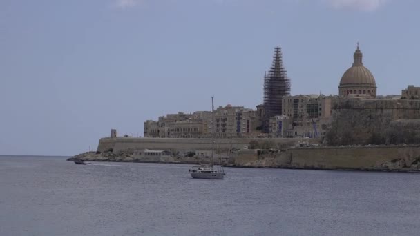 マルタ ヨットは旧市街ヴァレッタを背景に帆走する 総合プラン — ストック動画