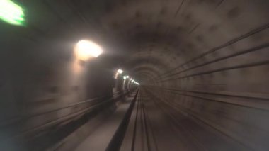 Kopenhag 'da Metro. Tren tünelden geçiyor..