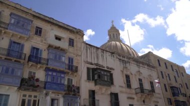 Mimarlık. Eski şehir. Malta. Bayrak.