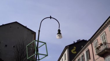 Bir güvercin fenerin üzerinde oturur. Sokak lambası. Torino.