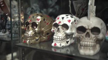 Mağaza penceresinde dekoratif kafatasları.