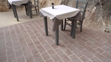 Bir kafede boş masalar. Deniz kenarındaki kafe..