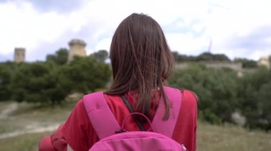 Malta 'da bir kız parkta yürüyor..