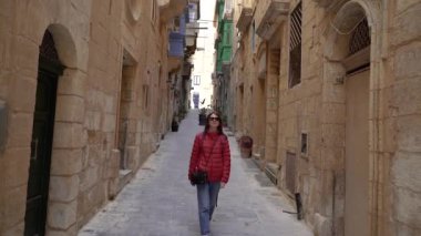 Malta 'da bir kız yürüyor.