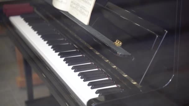Μαύρο Πιάνο Σημειώσεις Στο Πιάνο Κοντινό Πλάνο — Αρχείο Βίντεο