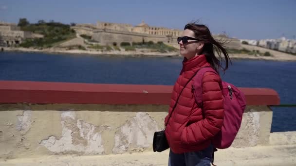Une Fille Marche Dans Contexte Vieille Ville Malte — Video