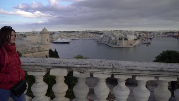 Une Fille Promène Dans Vieille Ville Malte — Video