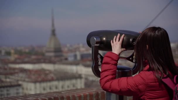 Turín Plataforma Observación Una Chica Mira Ciudad Través Prismáticos — Vídeo de stock