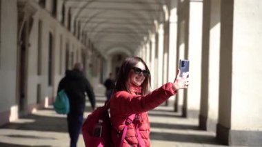 Torino. Kız telefonda poz veriyor. Şehirde bir turist dolaşıyor..