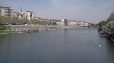 Torino şehrinde bir kano nehirde yüzüyor..