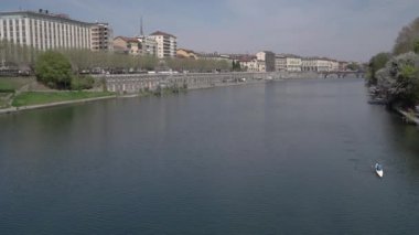 Torino şehrinde bir kano nehirde yüzüyor..