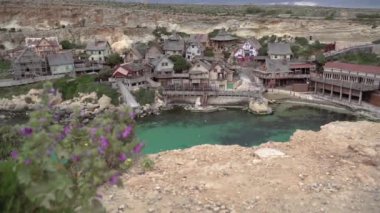 Malta. Temel Reis 'in balıkçı köyünün genel görünümü. Genel plan. 