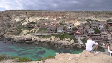 Malta. Temel Reis 'in balıkçı köyünün genel görünümü. Genel plan. 