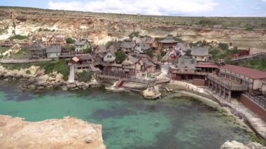 Malta. Temel Reis 'in balıkçı köyünün genel görünümü. Genel plan. 