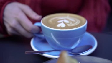 Bir kadın kafede kahve içiyor. Torino.