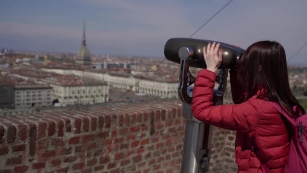 Turín Plataforma Observación Una Chica Mira Ciudad Través Prismáticos — Vídeo de stock