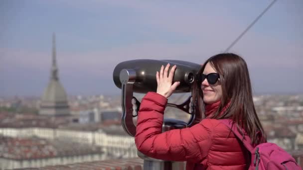 トリノだ 観察デッキ 女の子は双眼鏡を通して街を見る — ストック動画