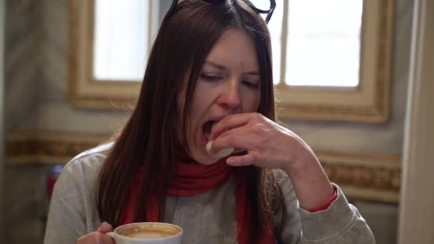 Una Donna Caffè Mangia Torta Beve Caffè — Video Stock