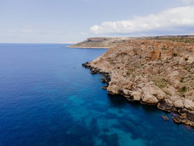 Malta. Gozo Adası 'ndaki Xildi Körfezi' nin yukarısından bak..
