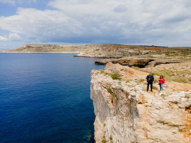 Malta. Yukarıdan bak. Turistler uçurum boyunca yürür..