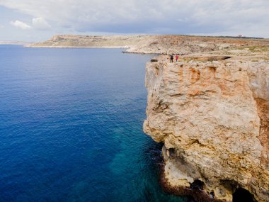 Malta. Yukarıdan bak. Turistler uçurum boyunca yürür..