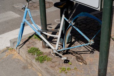 Tekerleksiz bir bisiklet. Yolda parçalanmış bisiklet..